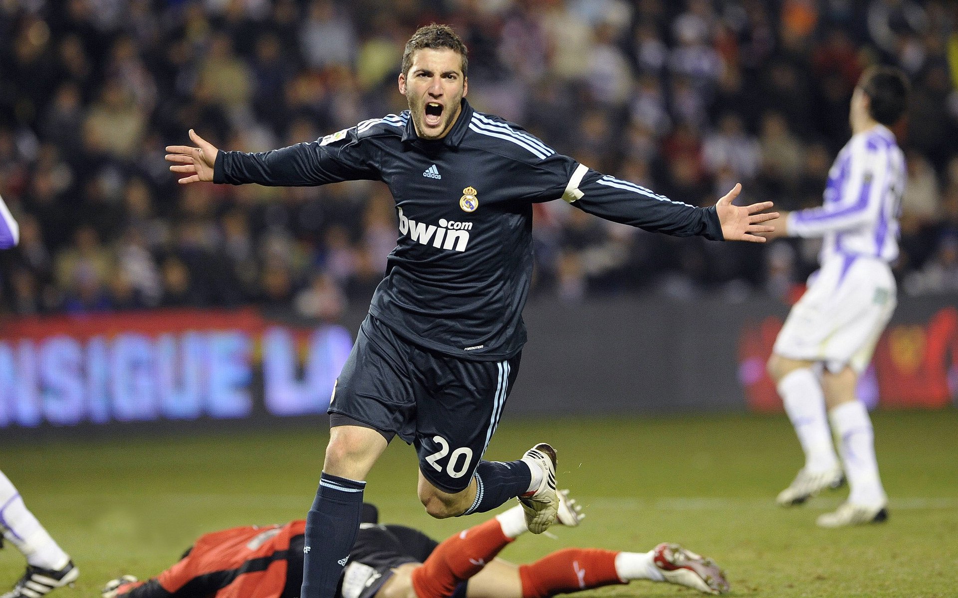 星空体育平台-“足球+文化+科技”融合创新发布会在多个城市同步举行，行业开启新格局