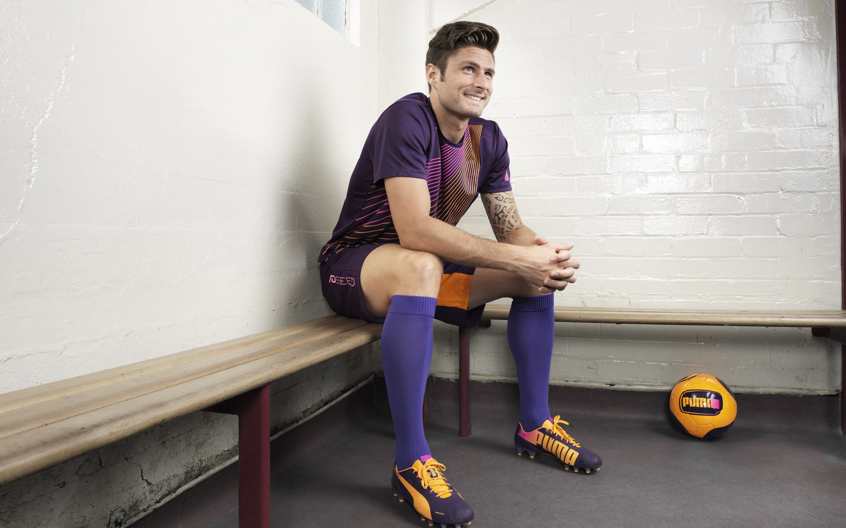 -球场下雪太大，瑞士球员主动帮裁判扫线，瑞士球员受伤